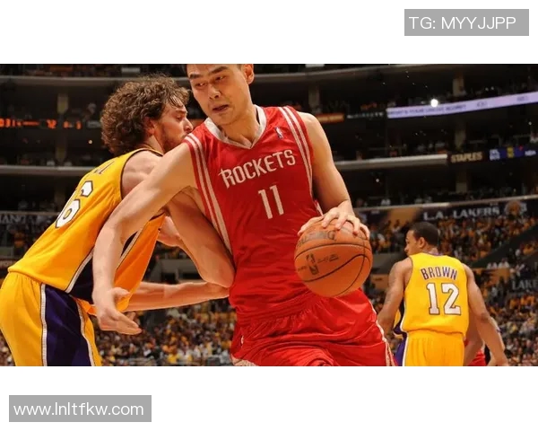 姚明退役泪洒赛场回顾他的篮球传奇与不舍瞬间 姚明退役泪洒赛场回顾他的篮球传奇与不舍瞬间